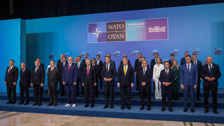 מנהיגי נאט"ו בצילום הקבוצתי. "הם אמרו לי, 'אנחנו אוהבים אותך אדוני'", טען טראמפ (צילום: REUTERS/Stoyan Nenov) נשיא ארה"ב טראמפ עם מנהיגי פסגת נאט"ו ב אנקרה טורקיה