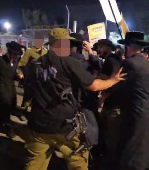 הפגנת חרדים מחוץ לכלא 10