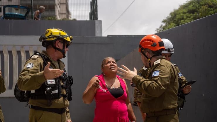 משלחת פיקוד העורף בוונצולאה לצד תושבת שביתה נפגע (צילום: דובר צה"ל ) צוותי המומחים מפיקוד העורף במשלחת הסיוע הישראלית לונצואלה