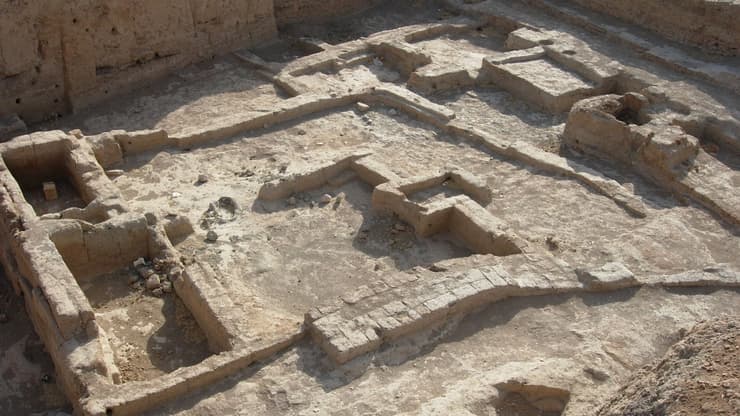 אתר החפירות בתל ברק, בו התגלו שרידי התינוק שסבל משברים בעצמותיו