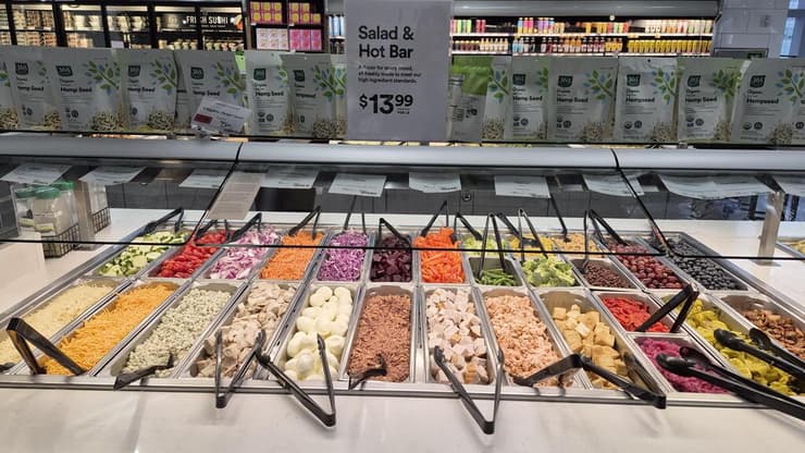 מזנון טרי ב-Whole Foods (צילום: יפעת מנוס) מזנון טרי ב-Whole Foods