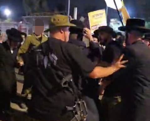הפגנת חרדים מחוץ לכלא 10