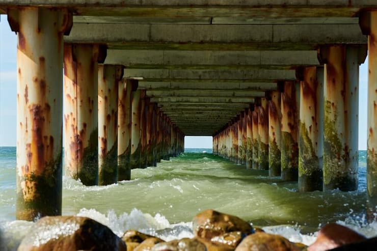 עמודי מזח חלודים (צילום: travelarium.ph/Shutterstock) עמודי מזח חלודים