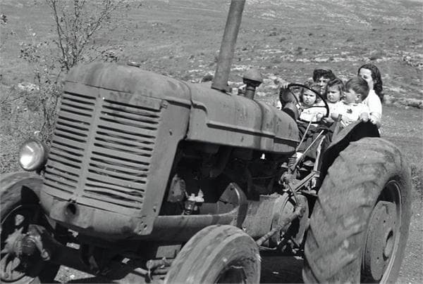 ילדי בית קשת על הטרקטור, 1935 (צילום: אברהם מלבסקי, ארכיון הצילומים של קק"ל) ילדי בית קשת על הטרקטור