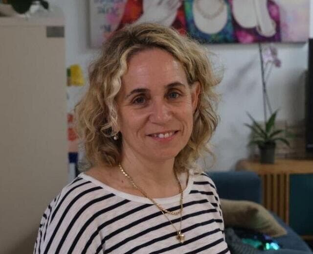 ארנת אורמיאן-רבינו: "נשים ברחוב הן באמת בתחתית שרשרת המזון האנושית. כשהתחלתי לעבוד כאן האוכלוסייה הייתה בעיקר של נשים מכורות לסמים במעגל הזנות, והן עדיין הרוב - אבל עם השנים נוספו עוד עבירות" (צילום: מוטי קמחי) ארנת, מנהלת הוסטל "פעימות" לאסירות משוחררות