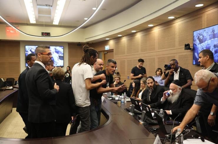 הלומי קרב מתעמתים עם חברי הועדה