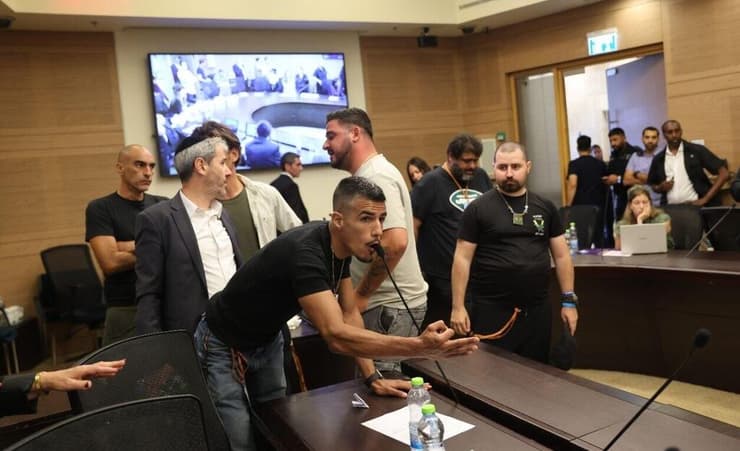 הלומי קרב מתעמתים עם חברי כנסת בדיון בוועדה. גם להם לא אומרים את האמת (צילום: אלכס קולומויסקי) הלומי קרב מתעמתים עם חברי הועדה