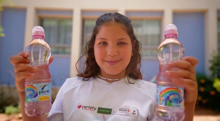 תלין גדבאן עם הבקבוקים המעוטרים בציור שציירה (צילום: ירון שרון) תלין גדבאן עם הבקבוקים המעוטרים בציור שציירה