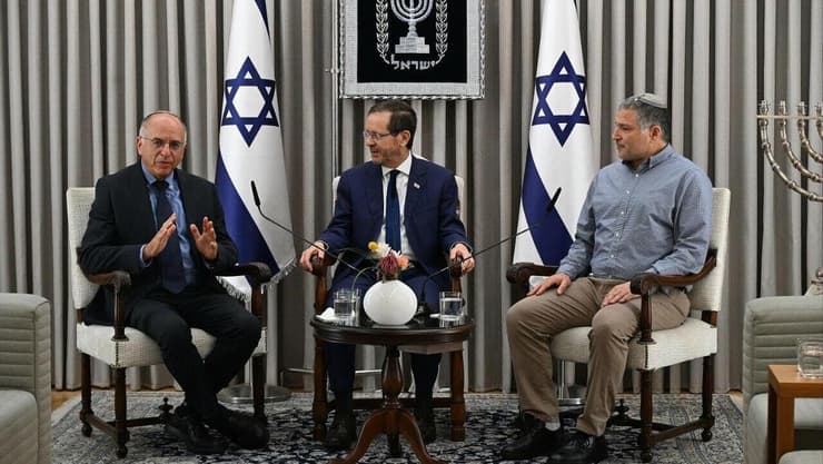 נשיא המדינה יצחק הרצוג נועד עם יו”ר ועדת הבחירות נעם סולברג המרכזית וראש השב”כ דוד זיני (צילום: חיים צח, לע״מ) נשיא המדינה יצחק הרצוג נועד עם יו”ר ועדת הבחירות נעם סולברג המרכזית וראש השב”כ דוד זיני