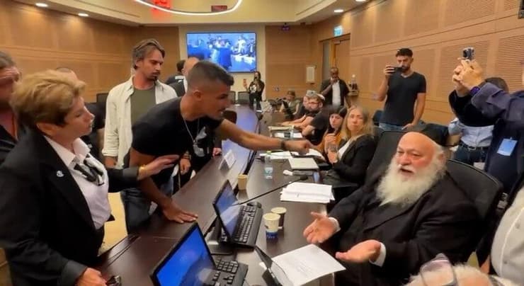 הלומי קרב מתעמתים עם יצחק גולדקנופף, השבוע בכנסת (צילום: ערוץ הכנסת) הלומי קרב מתעמתים עם גולדקנופף