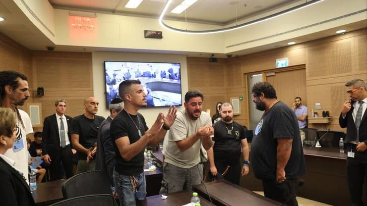 צילום: אלכס קולומויסקי הלומי קרב מתעמתים עם חברי הועדה
