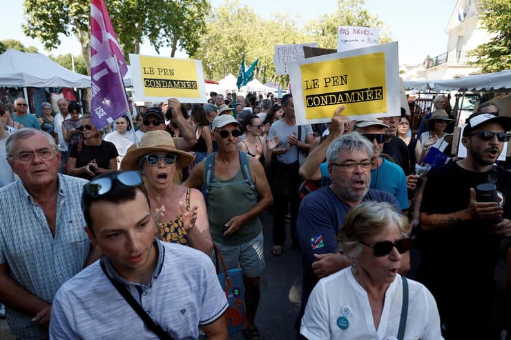 צילום: REUTERS/Benoit Tessier מפגינים נגד מרין לה פן בעיירה לה פלש בצרפת שדבה השיקה את קמפיין הריצה לנשיאות 8 ביולי