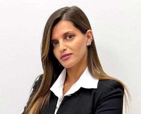 עו"ד צברי: "אלה לא סתם איומים של 'צא לי מתחום המשלוחים, אחרת ייגרם לך נזק'. הגיעו למשרד של קבלן ואיימו על העובדים. אנשים לבושים בשחור הגיעו לסניףשופרסל ועצרו משלוחים. זה אירוע מטיל אימה" עו"ד לוזה צברי