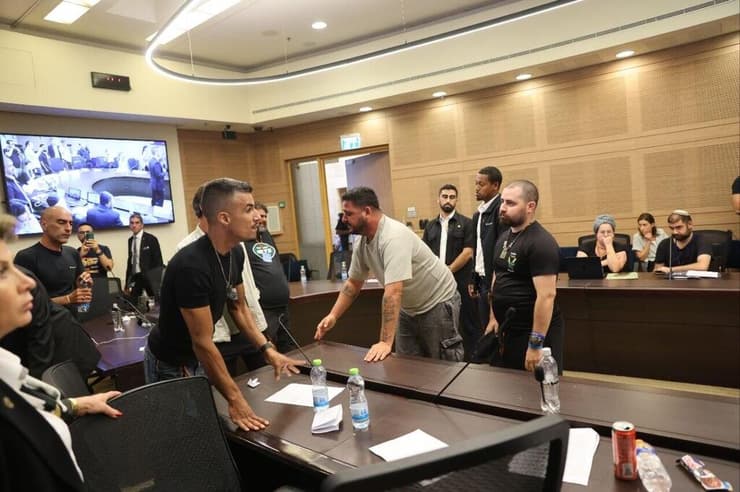 הלומי קרב שמחו הבוקר מול חברי הוועדה (צילום: אלכס קולומויסקי) הלומי קרב מתעמתים עם חברי הועדה
