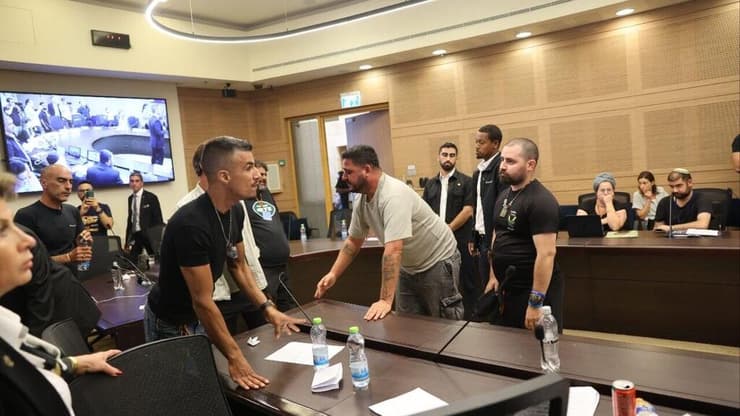 ההתרעמות של הלומי הקרב בדיון (צילום: אלכס קולומויסקי) הלומי קרב מתעמתים עם חברי הועדה