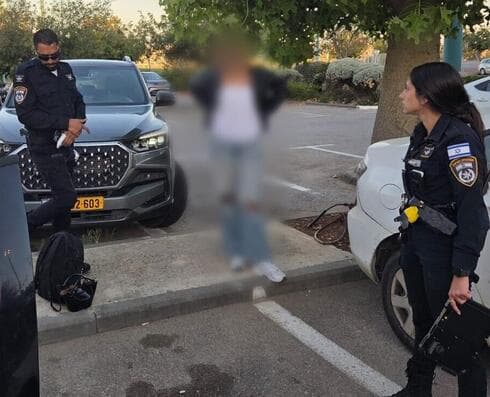 "כשראינו שהיא מרמה אותנו הבנו שיש לה הרבה מה להסתיר, אז צללנו עמוק יותר. היא שיתפה אותנו בחרדות שלה מפני פגיעה אפשרית, אם תספר מי ומי עומד מאחורי העבירות כלי הרכב האלה" (מעצרה של נ'. צילום: דוברות המשטרה) נהגת ארגוני הפשע שנעצרה