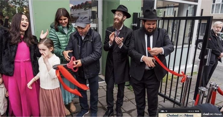 גוזרים את הסרט בטקס בבירת איסלנד (צילום: ישראל סודרי, chabad.org) גוזרים את הסרט בטקס בבירת איסלנד