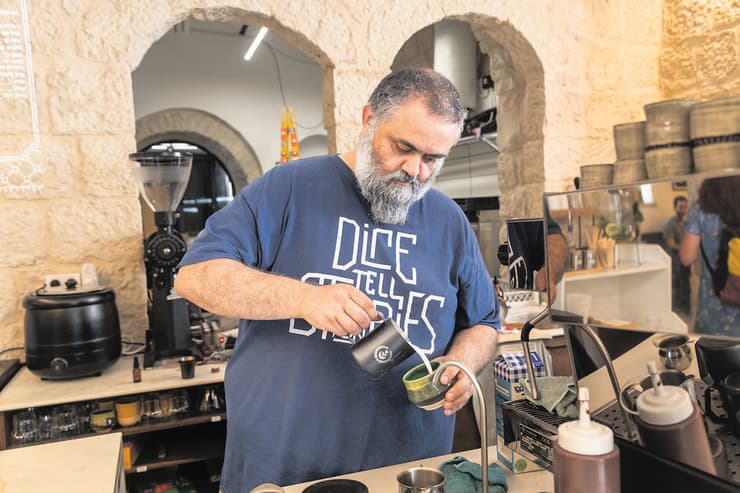 יואל בן דוד ב"קפה בסמטה" (צילום: אלכס קולומויסקי) יואל בן דוד ב"קפה בסמטה"