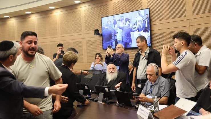 צילום: אלכס קולומויסקי הלומי קרב מתעמתים עם חברי הועדה