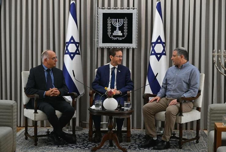 דוד זיני ונעם סולברג בפגישה אצל נשיא המדינה הרצוג (צילום: חיים צח, לע״מ) נשיא המדינה יצחק הרצוג נועד עם יו”ר ועדת הבחירות נעם סולברג המרכזית וראש השב”כ דוד זיני