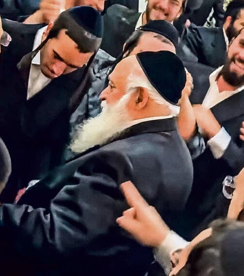חתונת אחיינו של גולדקנופף. טענת התרומה בתפילה פשוט מתפוררת חתונת אחיינו של גולדקנופף. טענת התרומה בתפילה פשוט מתפוררת