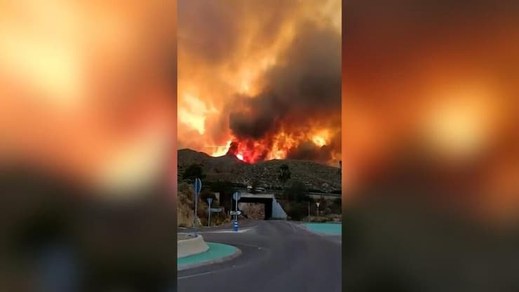 תיעוד תמרות עשן בשריפה הגדולה בלוס גאיירדוס (צילום: מתוך X ) כיבוי שריפה ביערות שבאלמריה, דרום ספרד