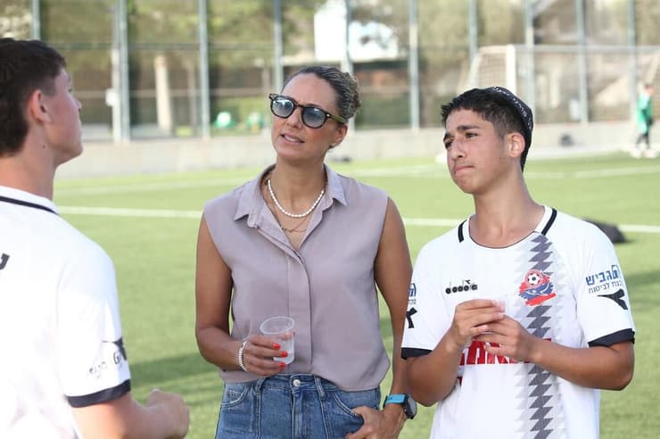 בתפר שבין המגרש לקהילה. ג'רבי בכנס מנהלי ספורט ברשויות (צילום: באדיבות עמותת "ערכים בספורט") בת אל ג'רבי בכנס מנהלי ספורט ברשויות