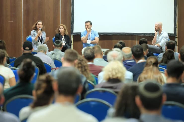 פאנל בנושא קיבוע פחמן - מנחה: ד"ר אבנר גרוס, אוניברסיטת בן-גוריון בנגב. משתתפים: רם עמר, מייסד ומנכ"ל Rewind.Earth ; מאיה יעקבס, מייסדת-שותפה ומנכ"לית של עמותת Climate Net-Networking to Net Zero ; רונה גל עזר, מומחית לשוקי פחמן: פיתוח פרויקטים ואסטרטגיה ( צילום: אסי אפרתי) פאנל בנושא קיבוע פחמן - מנחה: ד"ר אבנר גרוס, אוניברסיטת בן-גוריון בנגב. משתתפים: רם עמר, מייסד ומנכ"ל Rewind.Earth ; מאיה יעקבס, מייסדת-שותפה ומנכ"לית של עמותת Climate Net-Networking to Net Zero ; רונה גל עזר, מומחית לשוקי פחמן: פיתוח פרויקטים ואסטרטגיה