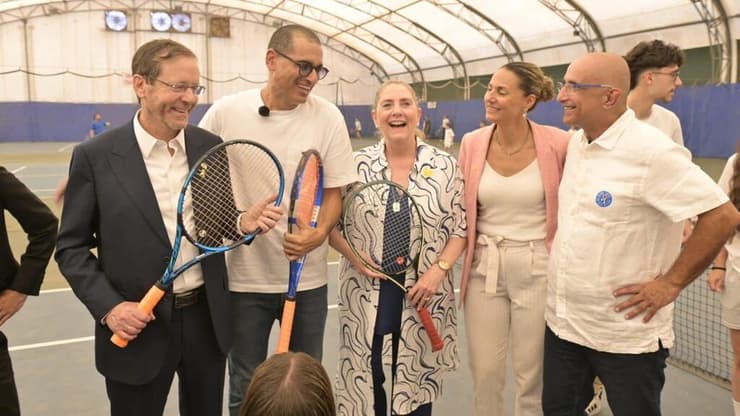 הנשיא הרצוג ורעייתו מיכל עם ג'רבי בטקס פתיחת שנה במרכזי הטניס בקריית שמונה (צילום: באדיבות עמותת "ערכים בספורט") פתיחת שנת הלימודים במרכזי הטניס בקרית שמונה