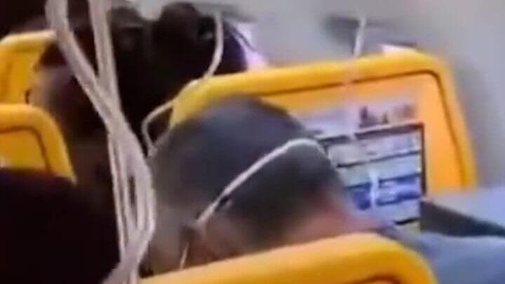 נוסעת סיפרה על רגעי האימה: "חשבתי שמישהו פתח את דלת החירום" מטוס ריאנאייר שבו התנתק חלון במהלך טיסה