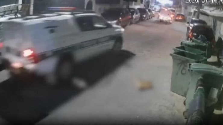 החתולה שנפגעה וניידת המשטרה - רגע לפני הדריסה שוטרים הרגו חתולה בדריסה ועזבו את המקום בכפר ג'לג'וליה
