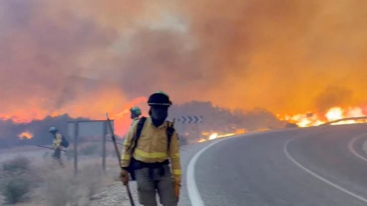 "ליבנו כבד ואנו הרוסים מצער". נאבקים באש בספרד (צילום: Plan_INFOCA via X/Handout via REUTERS ) "ליבנו כבד ואנו הרוסים מצער". נאבקים באש בספרד