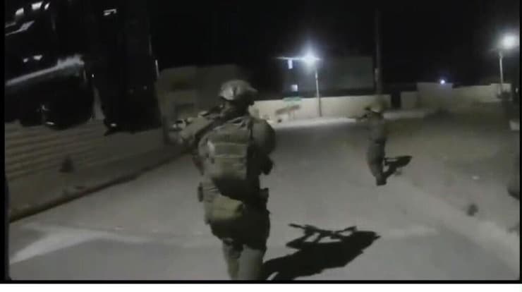תיעוד מרגעי מעצר החשודים (צילום: דוברות המשטרה ) משטרת ישראל ושב"כ עצרו ארבעה תושבי הנגב, שעל פי החשד תכננו לבצע פעילות טרור נגד כוחות משטרה וביטחון ופיגוע בעיר באר שבע
