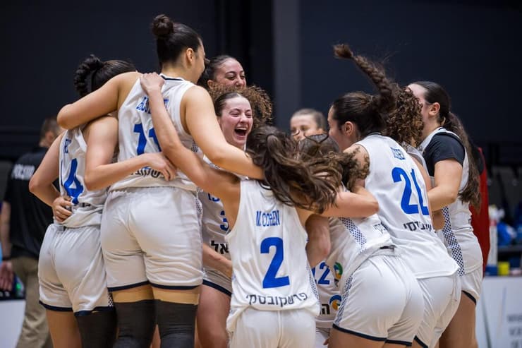 ענקיות. נבחרת העתודה חוגגת את ההישג המרשים (צילום: FIBA PHOTOS) נבחרת ישראל עתודה