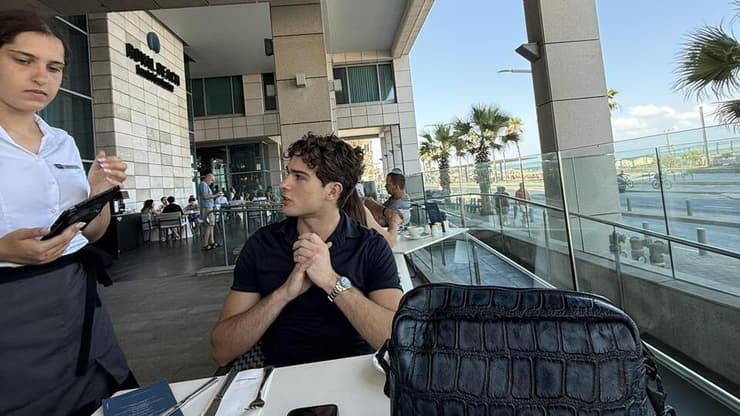 קלביקולר (בריידן פיטרס) במסעדה בתל אביב (צילום: מתוך עמוד האינסטגרם של בריידן פיטרס, ) כוכב הרשת בריידן פיטרס המכונה ברשתות "קלוויקולר" במסעדה בתל אביב