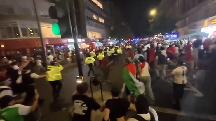 צילום: מתוך X מהומות בלונדון של אוהדי קבוצת הכדורגל של מרוקו לאחר שהפסידו לצרפת