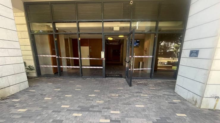 צילום: רועי רובינשטיין נזק לבניין ברחוב שלום עליכם בנתניה מרימון רסס