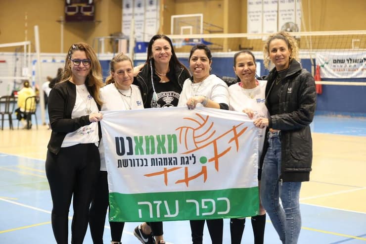 בת אל ג'רבי (ראשונה מימין) עם נבחרת כדורשת של "מאמאנט" מקיבוץ כפר עזה (צילום: באדיבות "מאמאנט") בת אל ג'רבי עם "מאמאנט",ליגת האמהות בכדורשת