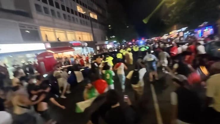 המהומות בלונדון, הלילה (צילום: מתוך X ) מהומות בלונדון של אוהדי קבוצת הכדורגל של מרוקו לאחר שהפסידו לצרפת