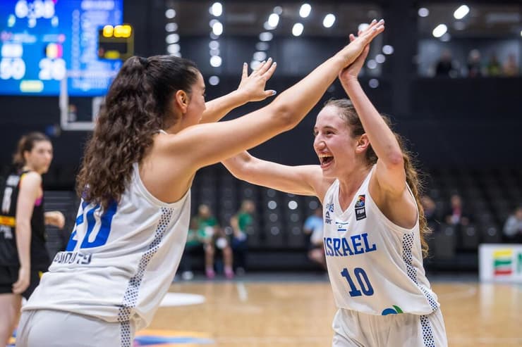 אורן וזילברשלג מאושרות (צילום: FIBA PHOTOS) אורן וזילברשלג מאושרות