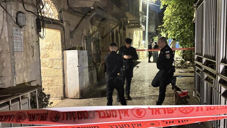 פרטים מחרידים. זירת הרצח בירושלים (צילום: גיל יוחנן) זירת החשד לרצח בירושלים