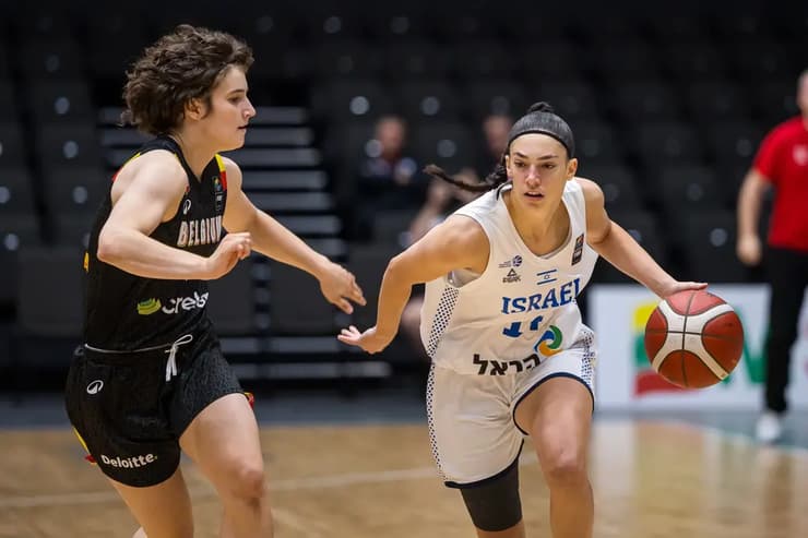 הכוכבת הגדולה. רביב בדרך לסל (צילום: FIBA PHOTOS) רביב