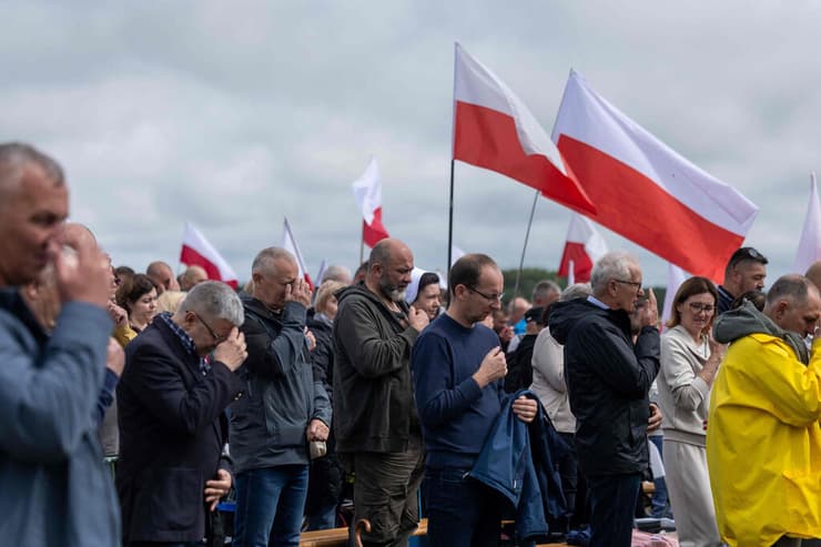 הלאומנים הפולנים ערכו מיסה במחאה (צילום: Wojtek RADWANSKI / AFP) הלאומנים הפולנים ערכו מיסה במחאה