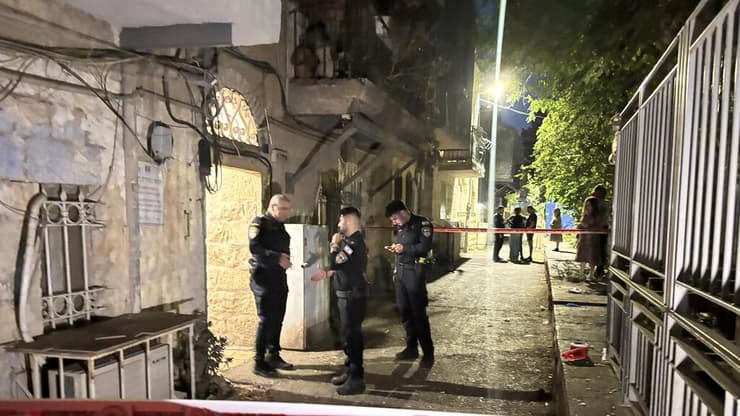 הזירה בירושלים (צילום: גיל יוחנן) זירת החשד לרצח בירושלים