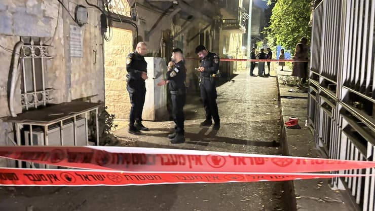 הזירה בירושלים (צילום: גיל יוחנן) זירת החשד לרצח בירושלים