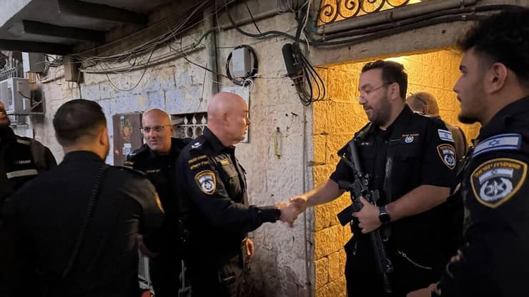 מפקד המחוז מחוץ לדירה מפקד מחוז ירושלים וסגנו הגיעו לזירה