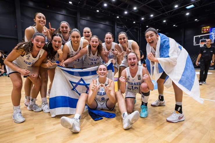 שחקניות העתודה חוגגות את ההישג הענק (צילום: FIBA PHOTOS) נבחרת העתודה