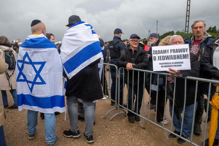 מפגינים לאומנים מול יהודים שעטופים בדגל ישראל (צילום: Agencja Wyborcza.pl/Agnieszka Sadowska/Agencja Gazeta via REUTERS) מפגינים לאומנים מול יהודים שעטופים בדגל ישראל