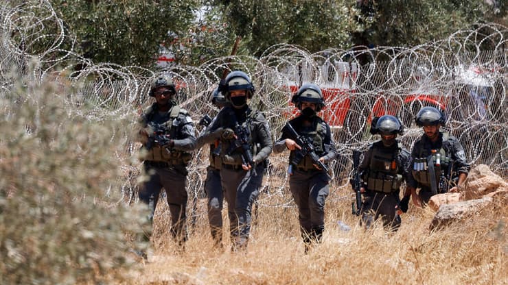 כוחות מג"ב ליד רמאללה (צילום:REUTERS/Mohammed Torokman) אל-מוע'ייר מועייר ליד רמאללה כוחות צה"ל מג"ב