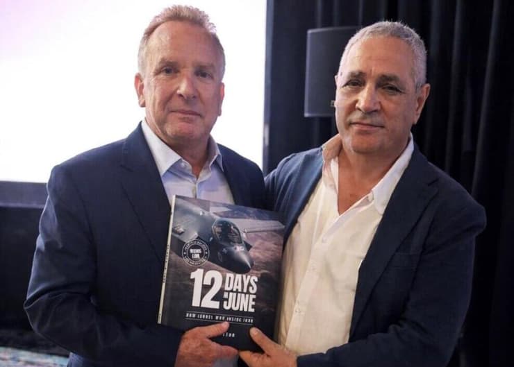שיאון מעניק את הספר לוויטקוף (צילום: חיליק שיאון) הגנרל קורילה וסטיב וויטקוף